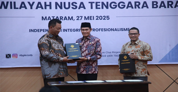 Kepala BPK RI Perwakilan NTB, Suparwadi saat menyerahkan memberikan langsung piagam WTP kepada Wabup Loteng, HM Nursiah didampingi  Wakil Ketua DPRD Loteng, H Uhibbussa'adi, di Mataram, Selasa (27/5/2025).