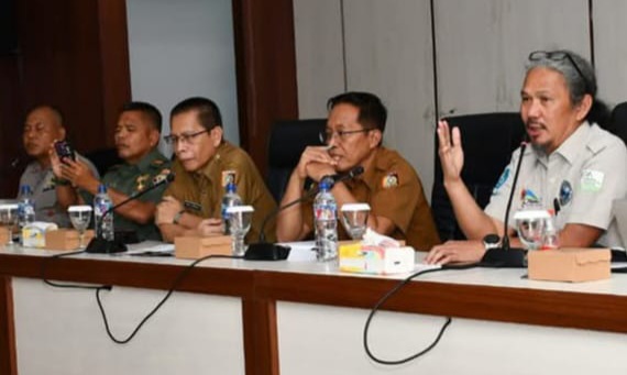 Wabup Lotim, H Edwin Hadi Wijaya (tiga dari kiri) didampingi Sekda Lotim, HM Juaini Taofik (sebelah kanan Wabup).