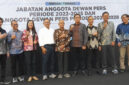 Ketua Komisi Penelitian, Ratifikasi dan Pendataan: Yogi Hadi Ismanto (dua darai kanan) saat pose bersama usai Sertijab Dewan Pers dari anggota lama periode 2022-2025 ke anggota baru periode 2025-2028, yang berlangsung di Hall Dewan Pers, Jalan Kebon Sirih, Jakarta Pusat, Rabu (14/5/2025).