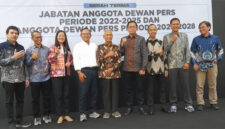 Ketua Komisi Penelitian, Ratifikasi dan Pendataan: Yogi Hadi Ismanto (dua darai kanan) saat pose bersama usai Sertijab Dewan Pers dari anggota lama periode 2022-2025 ke anggota baru periode 2025-2028, yang berlangsung di Hall Dewan Pers, Jalan Kebon Sirih, Jakarta Pusat, Rabu (14/5/2025).