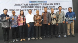Ketua Komisi Penelitian, Ratifikasi dan Pendataan: Yogi Hadi Ismanto (dua darai kanan) saat pose bersama usai Sertijab Dewan Pers dari anggota lama periode 2022-2025 ke anggota baru periode 2025-2028, yang berlangsung di Hall Dewan Pers, Jalan Kebon Sirih, Jakarta Pusat, Rabu (14/5/2025).