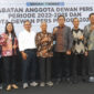 Ketua Komisi Penelitian, Ratifikasi dan Pendataan: Yogi Hadi Ismanto (dua darai kanan) saat pose bersama usai Sertijab Dewan Pers dari anggota lama periode 2022-2025 ke anggota baru periode 2025-2028, yang berlangsung di Hall Dewan Pers, Jalan Kebon Sirih, Jakarta Pusat, Rabu (14/5/2025).