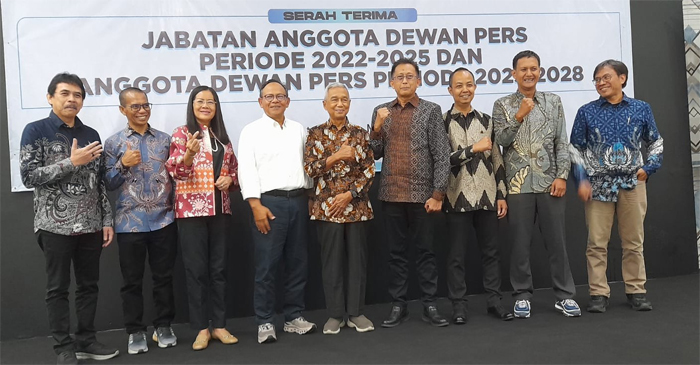 Ketua Komisi Penelitian, Ratifikasi dan Pendataan: Yogi Hadi Ismanto (dua darai kanan) saat pose bersama usai Sertijab Dewan Pers dari anggota lama periode 2022-2025 ke anggota baru periode 2025-2028, yang berlangsung di Hall Dewan Pers, Jalan Kebon Sirih, Jakarta Pusat, Rabu (14/5/2025).