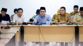 Ketua Komisi II DPRD Loteng, Lalu Muhamad Akhyar saat menerima audiensi LSM LAUK.