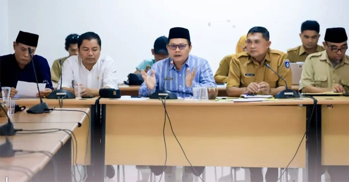 Ketua Komisi II DPRD Loteng, Lalu Muhamad Akhyar saat menerima audiensi LSM LAUK.
