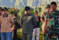 Wabup Lotim, HM Edwin Hadiwijaya (celana blue jeans) bersama Danrem 162/WB menuju lokasi penanaman pohon.