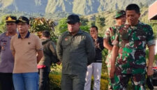 Wabup Lotim, HM Edwin Hadiwijaya (celana blue jeans) bersama Danrem 162/WB menuju lokasi penanaman pohon.