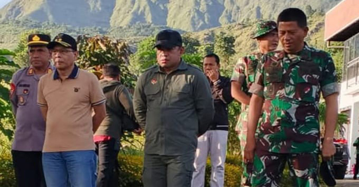 Wabup Lotim, HM Edwin Hadiwijaya (celana blue jeans) bersama Danrem 162/WB menuju lokasi penanaman pohon.