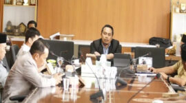 Bapemperda DPRD Kabupaten Loteng saat menggelar Raker dalam rangka membahas hasil harmonisasi tiga Raperda dari tiga Komisi DPRD Loteng.