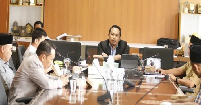 Bapemperda DPRD Kabupaten Loteng saat menggelar Raker dalam rangka membahas hasil harmonisasi tiga Raperda dari tiga Komisi DPRD Loteng.