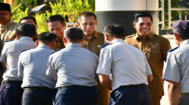 Suasana bersalam-salaman antara Bupati dan Wabup Lotim beserta JPT dengan seluruh ASN.