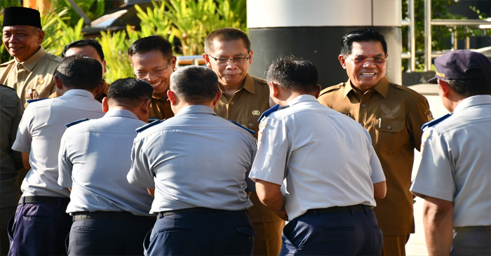 Suasana bersalam-salaman antara Bupati dan Wabup Lotim beserta JPT dengan seluruh ASN.