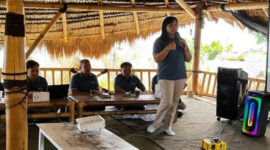 Kepala Cabang BPJS Kesehatan Selong, Lombok Timur, Elly Widiani (berdiri).