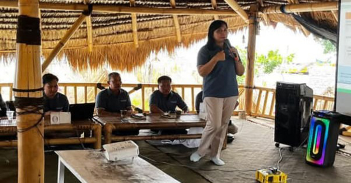 Kepala Cabang BPJS Kesehatan Selong, Lombok Timur, Elly Widiani (berdiri).