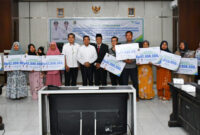 Ini penerima manfaat BPJS Ketenagakerjaan saat pose bersama.