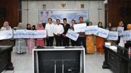 Ini penerima manfaat BPJS Ketenagakerjaan saat pose bersama.
