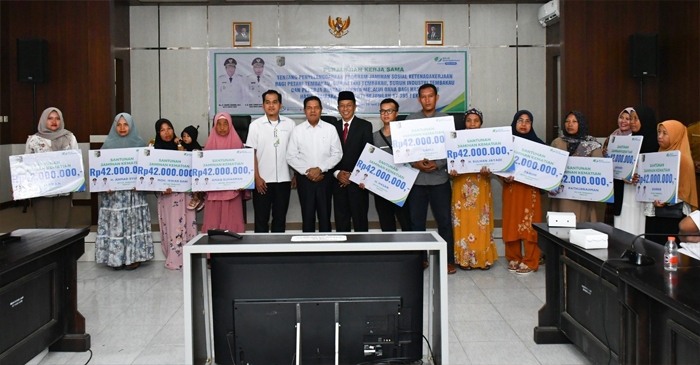 Ini penerima manfaat BPJS Ketenagakerjaan saat pose bersama.