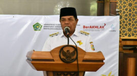 Bupati Lotim, H Haerul Waraisin saat membuka manasik haji.