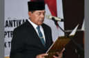 Bupati Lotim, H Haerul Warisin saat melantik Kepala Dinas Arpusda, Dr H Mugni, SS,. M.Com.