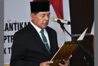 Bupati Lotim, H Haerul Warisin saat melantik Kepala Dinas Arpusda, Dr H Mugni, SS,. M.Com.