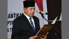 Bupati Lotim, H Haerul Warisin saat melantik Kepala Dinas Arpusda, Dr H Mugni, SS,. M.Com.