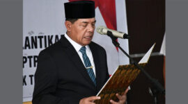 Bupati Lotim, H Haerul Warisin saat melantik Kepala Dinas Arpusda, Dr H Mugni, SS,. M.Com.