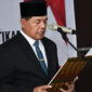 Bupati Lotim, H Haerul Warisin saat melantik Kepala Dinas Arpusda, Dr H Mugni, SS,. M.Com.