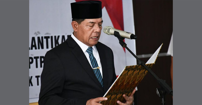 Bupati Lotim, H Haerul Warisin saat melantik Kepala Dinas Arpusda, Dr H Mugni, SS,. M.Com.