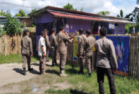 Petugas Satpol PP Lombok Barat saat menutup operasional kafe ilegal di Desa Jagaraga, Kecamatan Kuripan, Kabupataen Lombok Barat.  