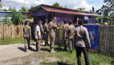Petugas Satpol PP Lombok Barat saat menutup operasional kafe ilegal di Desa Jagaraga, Kecamatan Kuripan, Kabupataen Lombok Barat.  