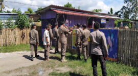 Petugas Satpol PP Lombok Barat saat menutup operasional kafe ilegal di Desa Jagaraga, Kecamatan Kuripan, Kabupataen Lombok Barat.  