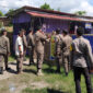 Petugas Satpol PP Lombok Barat saat menutup operasional kafe ilegal di Desa Jagaraga, Kecamatan Kuripan, Kabupataen Lombok Barat.  