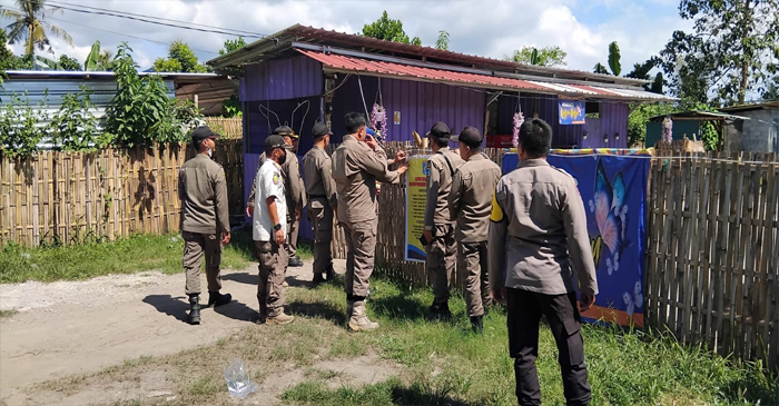 Petugas Satpol PP Lombok Barat saat menutup operasional kafe ilegal di Desa Jagaraga, Kecamatan Kuripan, Kabupataen Lombok Barat.  