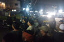 Puluhan karyawan salah satu tempat hiburan malam di wilayah Senggigi, Lombok Barat, saat saat melakukan penutupan sementara operasioanl sampai hak-haknya direalisasikan.