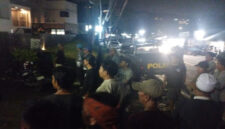 Puluhan karyawan salah satu tempat hiburan malam di wilayah Senggigi, Lombok Barat, saat saat melakukan penutupan sementara operasioanl sampai hak-haknya direalisasikan.