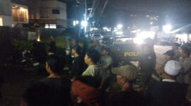 Puluhan karyawan salah satu tempat hiburan malam di wilayah Senggigi, Lombok Barat, saat saat melakukan penutupan sementara operasioanl sampai hak-haknya direalisasikan.