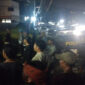 Puluhan karyawan salah satu tempat hiburan malam di wilayah Senggigi, Lombok Barat, saat saat melakukan penutupan sementara operasioanl sampai hak-haknya direalisasikan.