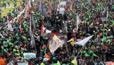 Suasana aksi aksi penyampaian aspirasi oleh mitra pengemudi, di Jakarta, Selasa (20/5/2025).