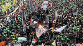 Suasana aksi aksi penyampaian aspirasi oleh mitra pengemudi, di Jakarta, Selasa (20/5/2025).