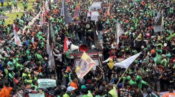 Suasana aksi aksi penyampaian aspirasi oleh mitra pengemudi, di Jakarta, Selasa (20/5/2025).