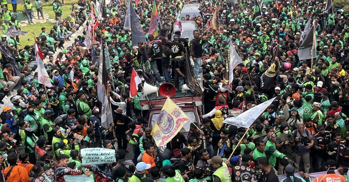 Suasana aksi aksi penyampaian aspirasi oleh mitra pengemudi, di Jakarta, Selasa (20/5/2025).