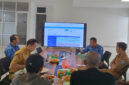 Suasana rapat persiapan Monev KIP tingkat desa tahun 2025, di Ruang Rapat PIKP Diskominfo Loteng, Selasa (20/5/2025). 