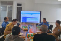 Suasana rapat persiapan Monev KIP tingkat desa tahun 2025, di Ruang Rapat PIKP Diskominfo Loteng, Selasa (20/5/2025). 