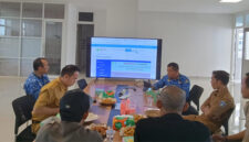 Suasana rapat persiapan Monev KIP tingkat desa tahun 2025, di Ruang Rapat PIKP Diskominfo Loteng, Selasa (20/5/2025). 