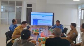 Suasana rapat persiapan Monev KIP tingkat desa tahun 2025, di Ruang Rapat PIKP Diskominfo Loteng, Selasa (20/5/2025). 
