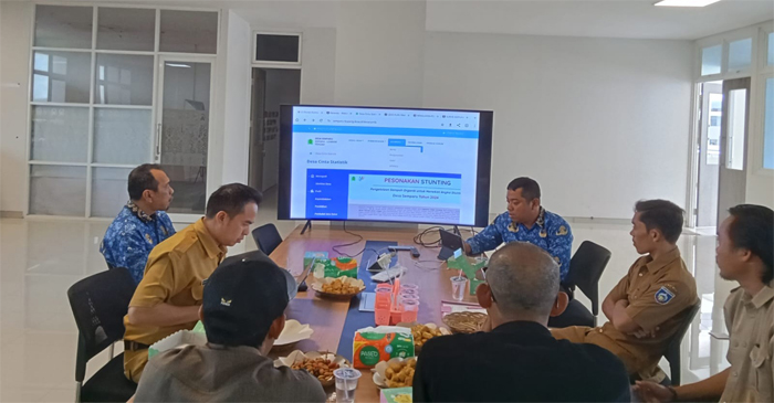 Suasana rapat persiapan Monev KIP tingkat desa tahun 2025, di Ruang Rapat PIKP Diskominfo Loteng, Selasa (20/5/2025). 