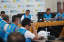 Dirut PLN Darmawan Prasodjo (tengah) ketika memimpin langsung rapat pemulihan sistem kelistrikan Bali di PLTDG Pesanggaran, pada Sabtu pagi (3/5/2025).