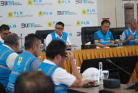 Dirut PLN Darmawan Prasodjo (tengah) ketika memimpin langsung rapat pemulihan sistem kelistrikan Bali di PLTDG Pesanggaran, pada Sabtu pagi (3/5/2025).