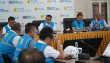 Dirut PLN Darmawan Prasodjo (tengah) ketika memimpin langsung rapat pemulihan sistem kelistrikan Bali di PLTDG Pesanggaran, pada Sabtu pagi (3/5/2025).