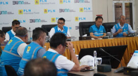 Dirut PLN Darmawan Prasodjo (tengah) ketika memimpin langsung rapat pemulihan sistem kelistrikan Bali di PLTDG Pesanggaran, pada Sabtu pagi (3/5/2025).